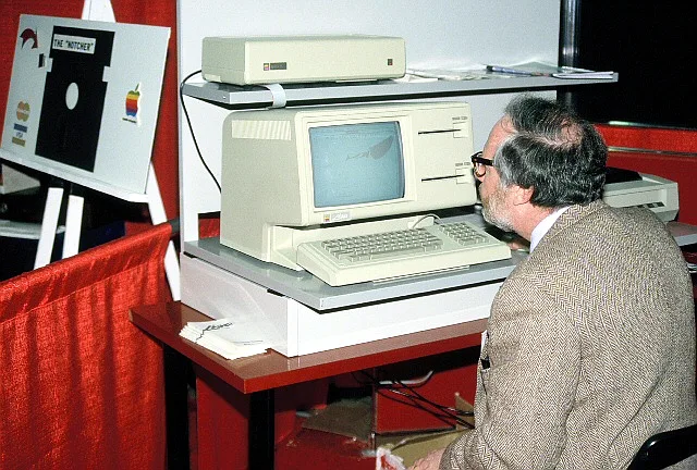 An Apple Lisa computer with its monitor, keyboard, mouse, and software manuals