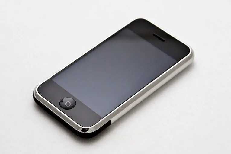 The front and back of a first-generation iPhone